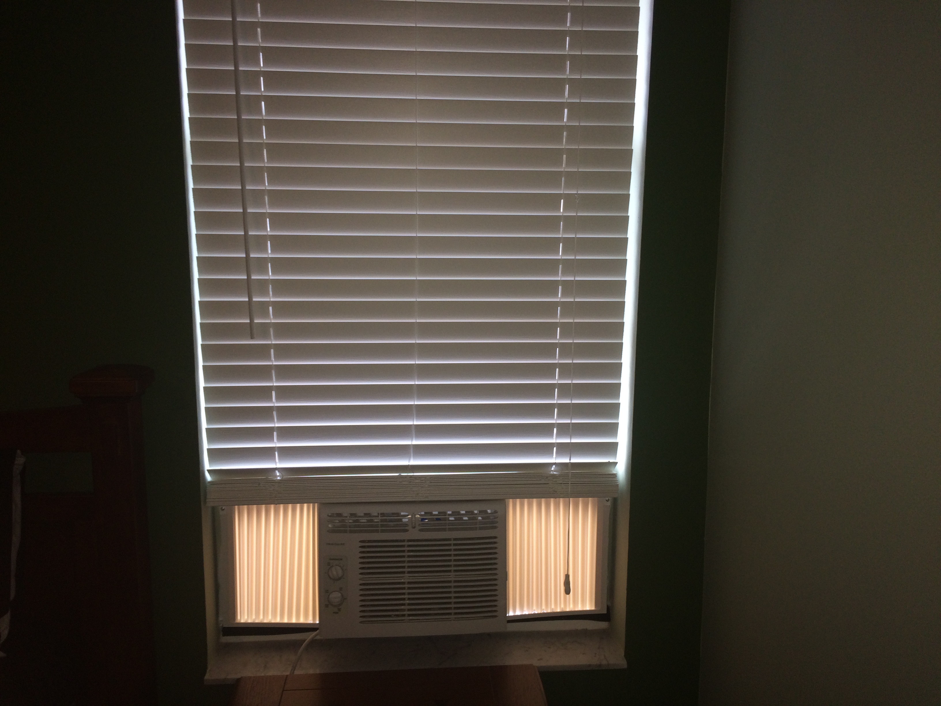 Frigidaire FFRA0511R1 5 is the best air conditioner window unit